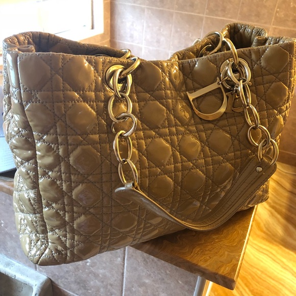 Lady Dior Cannage quilted patent LG shoulder bag🎀 - Picture 3 of 8